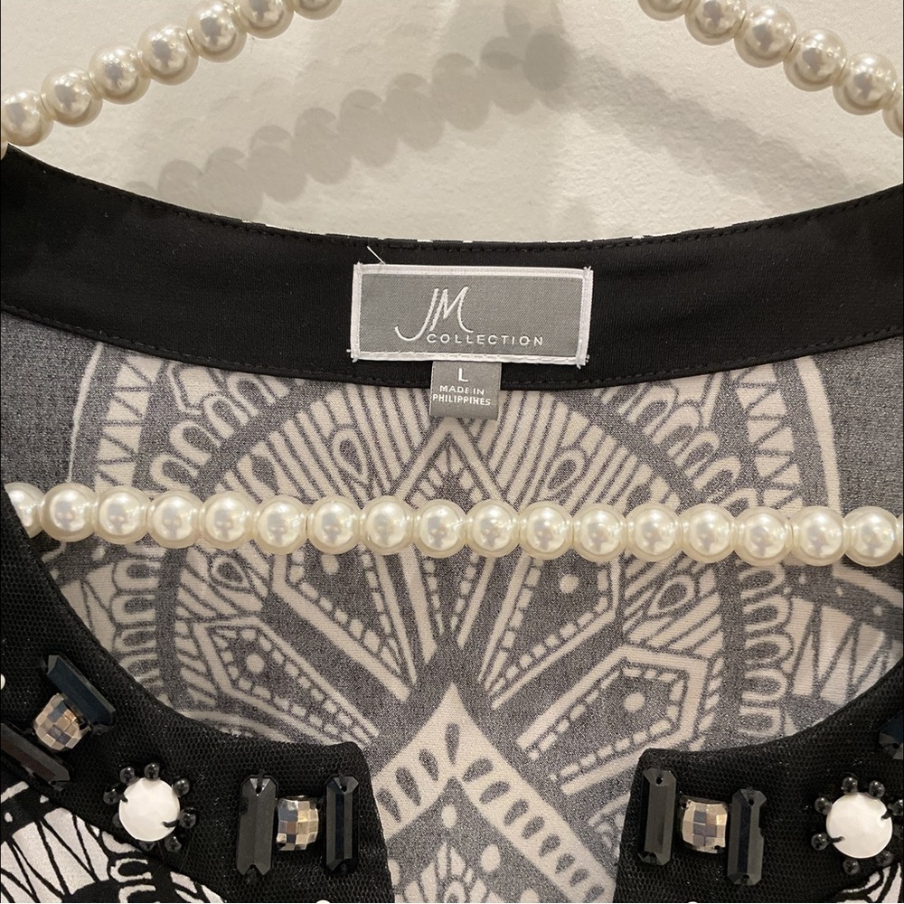 🔴JM Collection Black and White Graphic Embellished Tunic🔴 - Picture 4 of 9